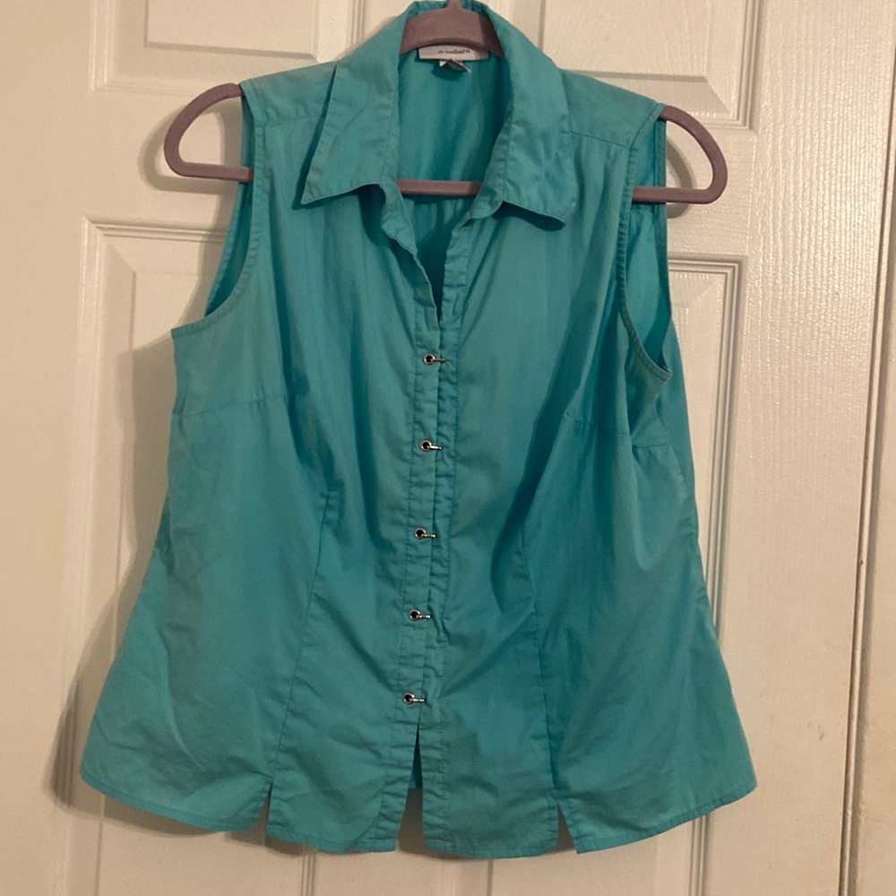 Sleeveless Dressbarn blouse with unique buttons